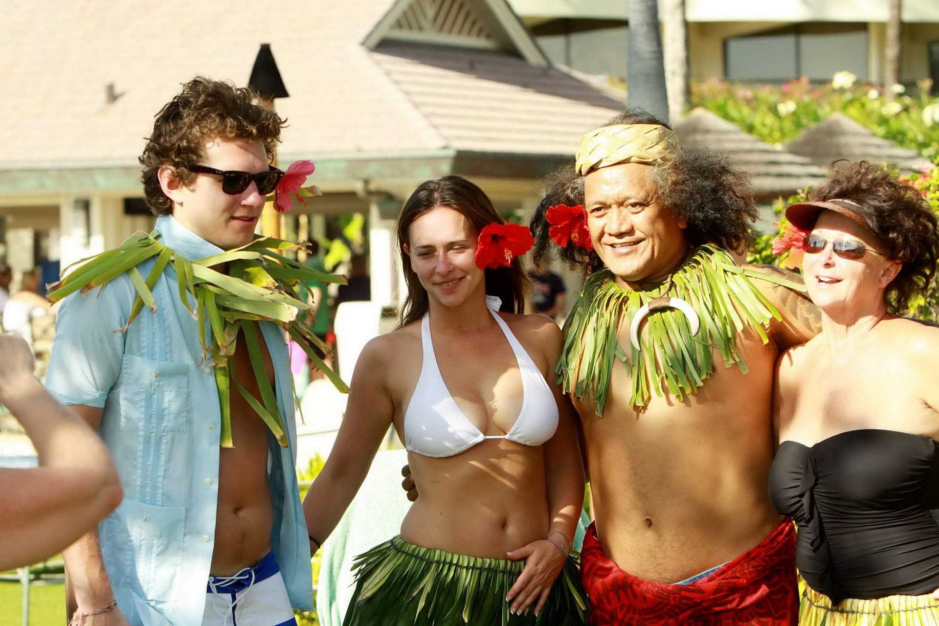 Jennifer love hewitt tetona con bikini blanco falda hula en maui
 #75321947