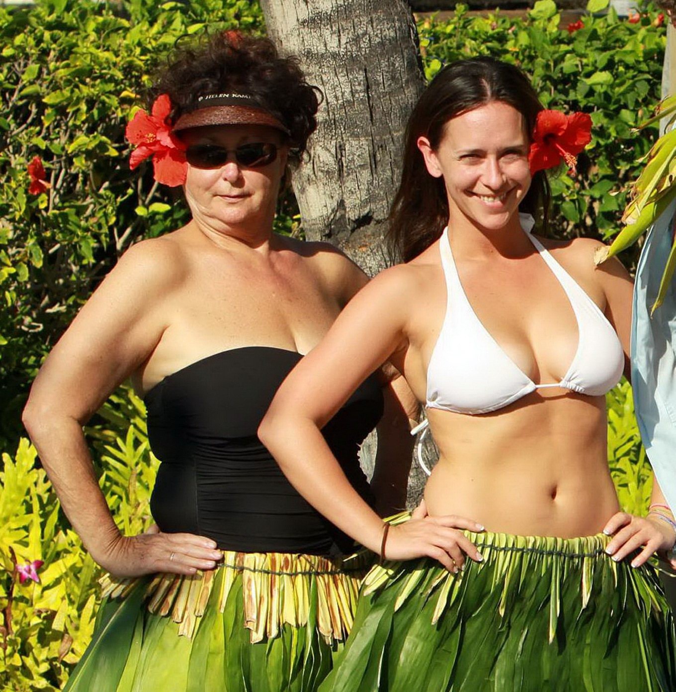 Jennifer Love Hewitt busty wearing white bikini top  hula skirt in Maui #75321959