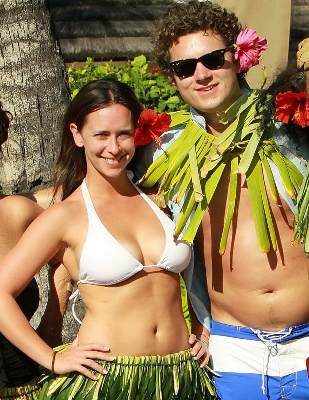 Jennifer Love Hewitt vollbusig in weißem Bikinioberteil und Hula-Rock auf Maui
 #75321961