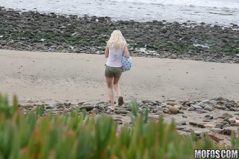 Pute blonde baise sexe hardcore avec un espion à la plage
 #73651397