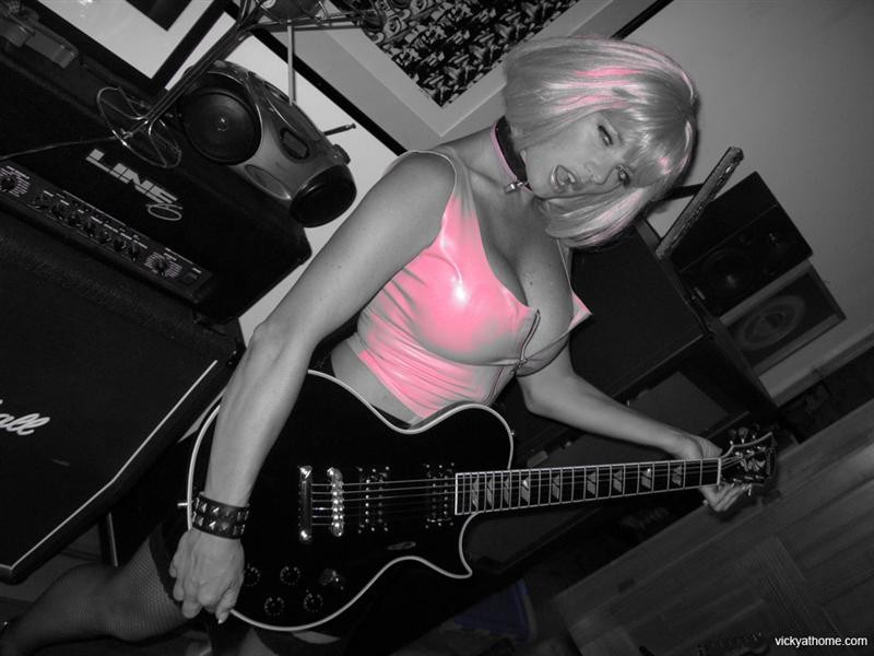 Vicky Vette, une blonde à la poitrine généreuse, dans une guitare chaude.
 #71584858