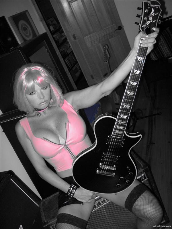 Vicky Vette, une blonde à la poitrine généreuse, dans une guitare chaude.
 #71584869