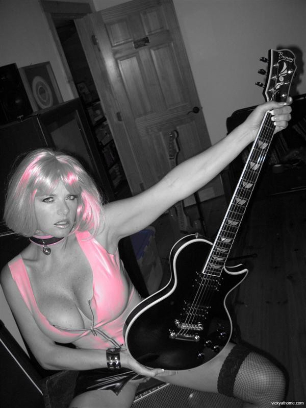 Vicky Vette, une blonde à la poitrine généreuse, dans une guitare chaude.
 #71584874