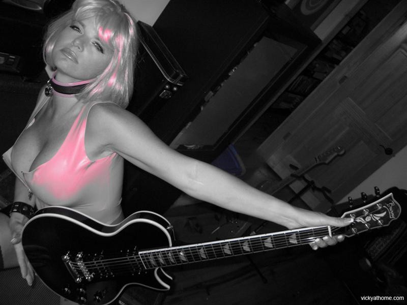 Vicky Vette, une blonde à la poitrine généreuse, dans une guitare chaude.
 #71584885