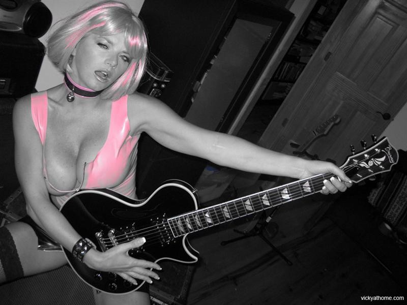 Vicky Vette, une blonde à la poitrine généreuse, dans une guitare chaude.
 #71584886