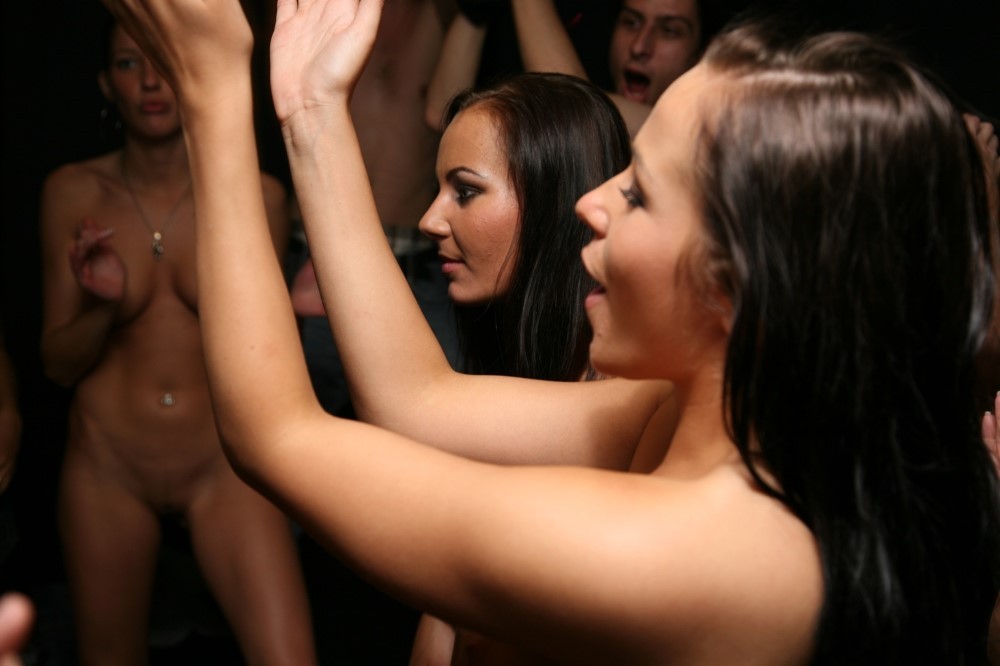 Un'orda di lesbiche arrapate calde che leccano la figa in un'orgia lesbica pubblica
 #76395224