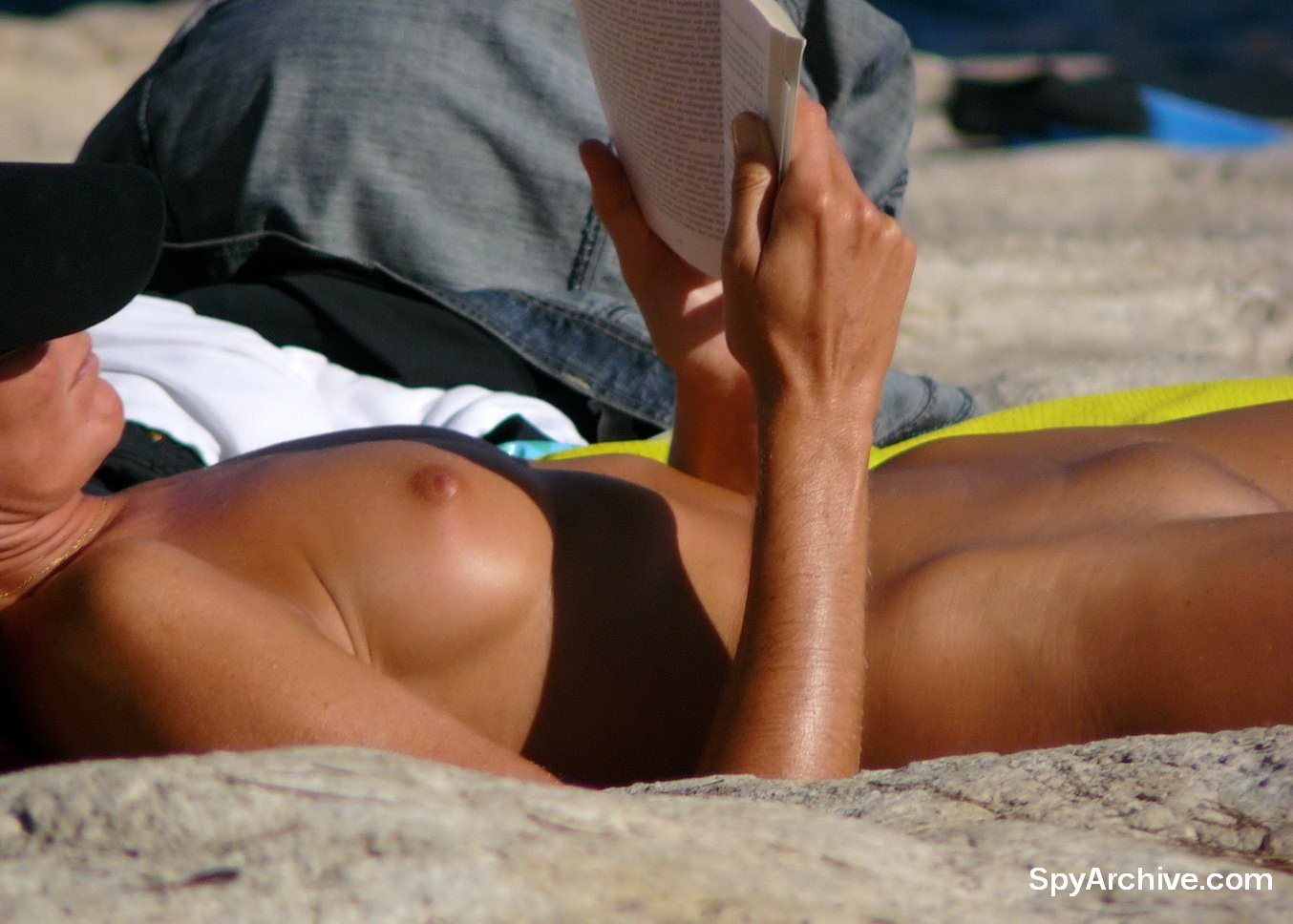 Foto di spionaggio di una moglie nuda che si espande sulla spiaggia
 #72242956