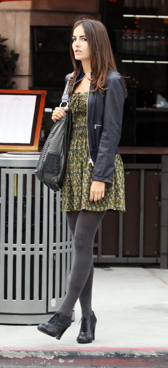 Camilla belle leggy in collant mini abito lasciando il ristorante e baldi in b
 #75323512