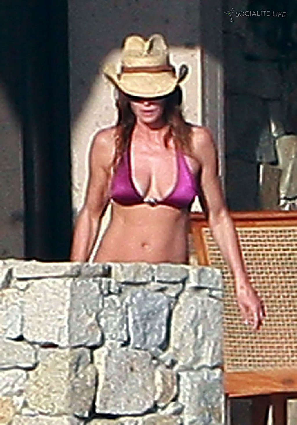 Cindy Crawford exposant ses beaux gros seins et son cul en bikini
 #75361270