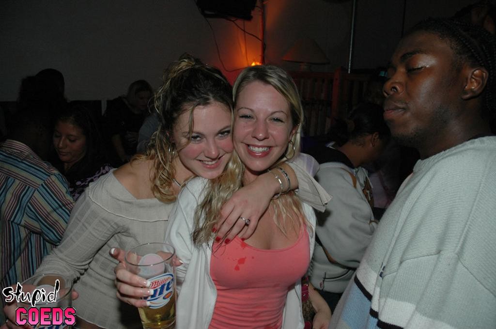 Betrunkenes Teen College-Mädchen zeigt ihre großen Titten auf einer Party
 #78925592