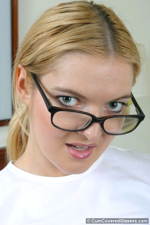 Barbara Summer, blonde, porte des lunettes et suce une bite.
 #73855823