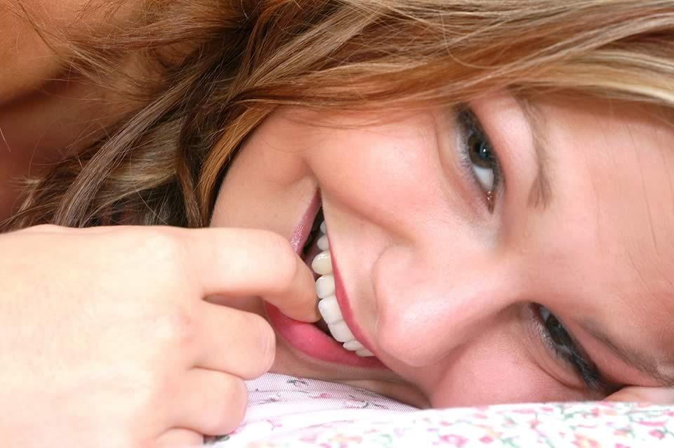 Linda ninfa rubia tetona jugando con el aparato de su coño
 #78677025