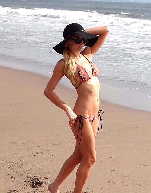 Paris hilton baise son corps sexy et ses petits seins en bikini sur la plage
 #75282266