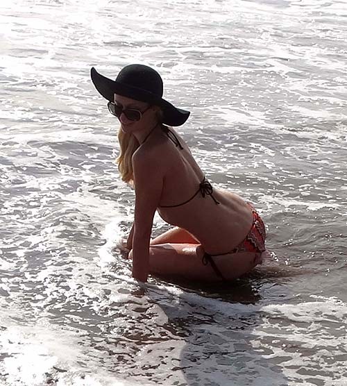 Paris Hilton scopare corpo sexy e tette piccole in bikini sulla spiaggia
 #75282314