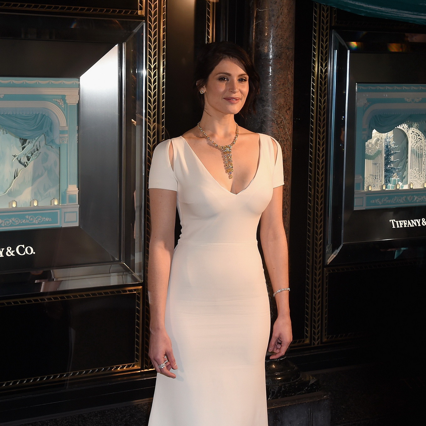 Gemma arterton zeigt großes Dekolleté im engen weißen Kleid
 #75150194