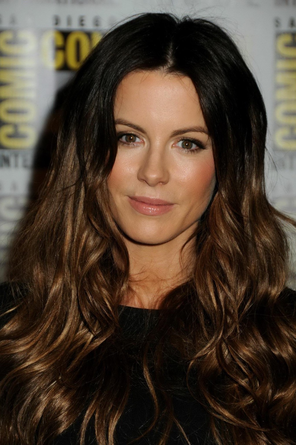 Kate beckinsale leggy indossando mini abito nero a comic-con a San Diego
 #75294746