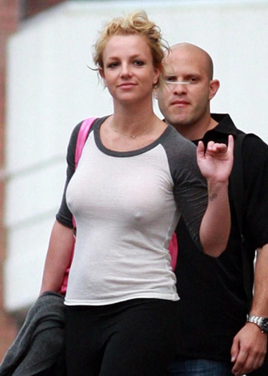 Britney spears montrant sa chatte et son cul rasés en jupe haute
 #75375218