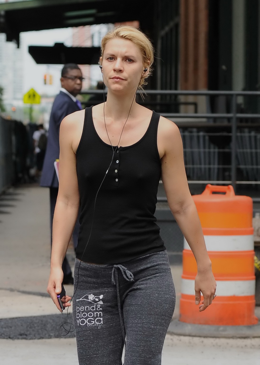 Claire Danes shows hard pokies braless wearing skimpy top  leggings after a yoga #75243908