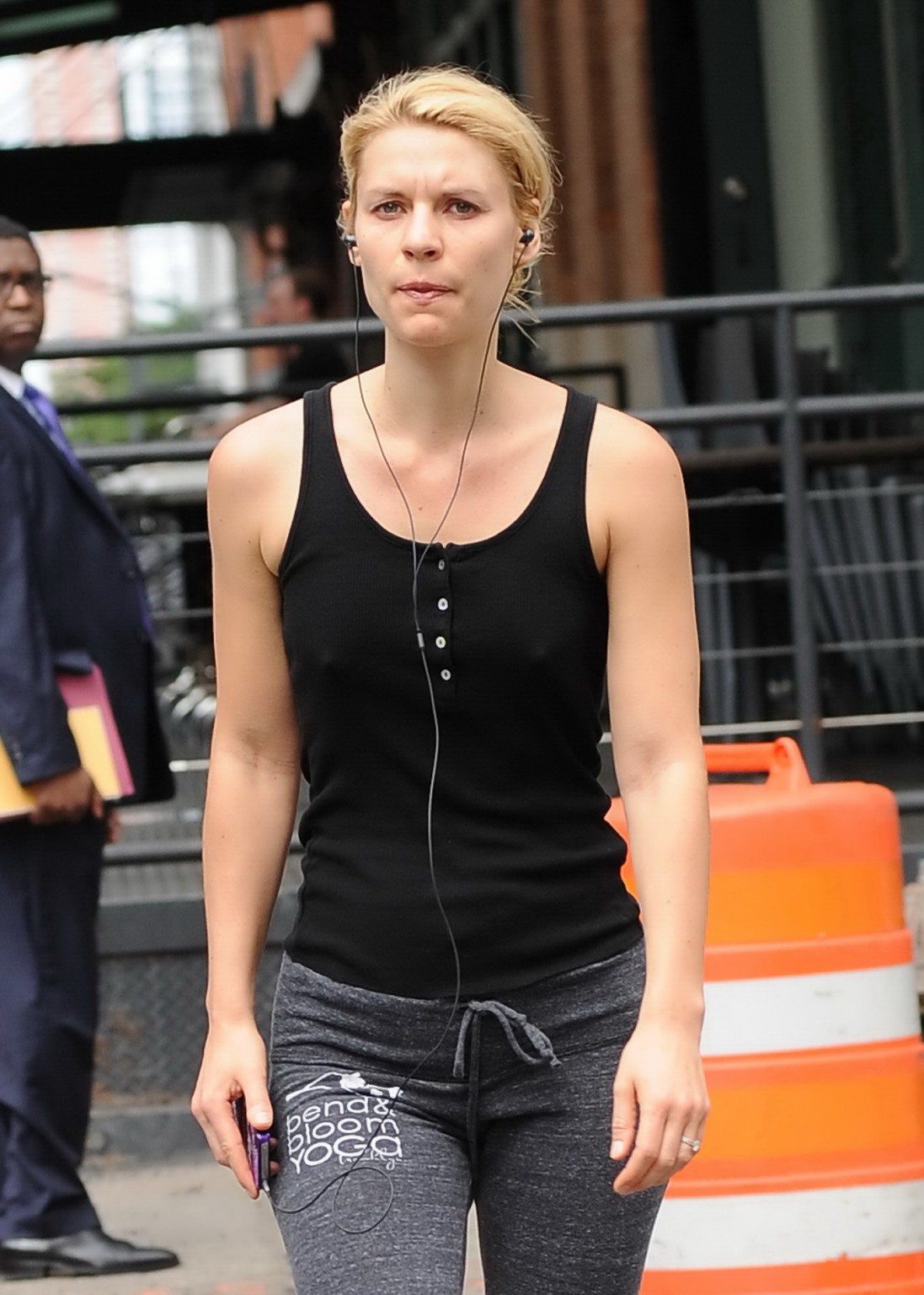 Claire Danes shows hard pokies braless wearing skimpy top  leggings after a yoga #75243945