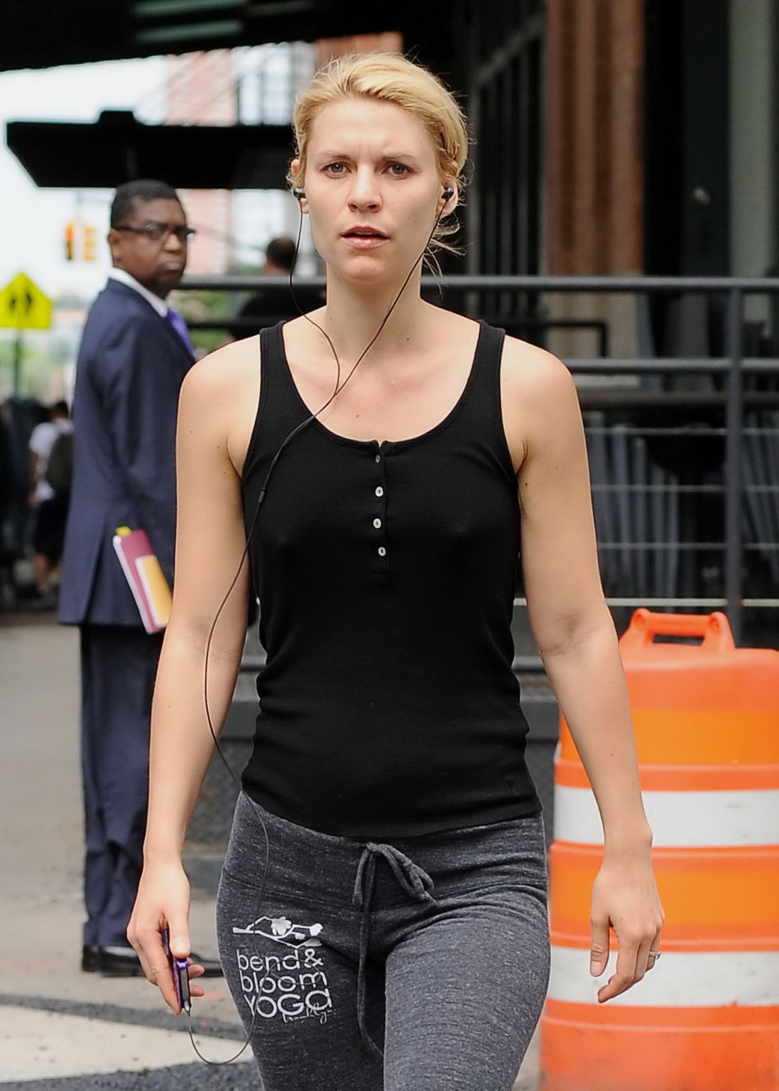 Claire Danes shows hard pokies braless wearing skimpy top  leggings after a yoga #75243951