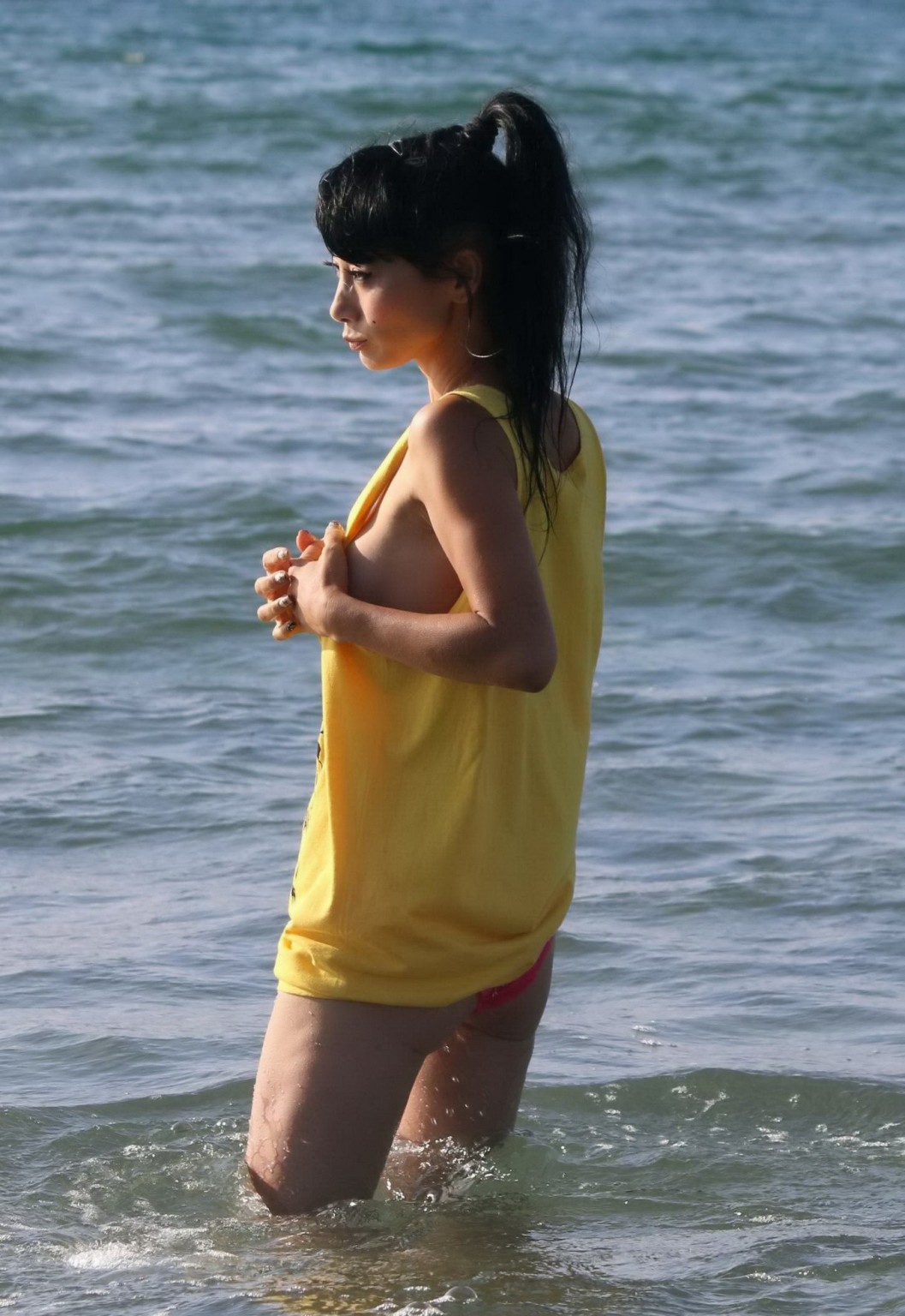 Bai ling muestra las tetas y los pokies con una camiseta mojada y la parte inferior del bikini en la playa 
 #75179097