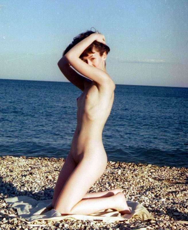 Due amici nudisti si abbronzano in spiaggia
 #72252404