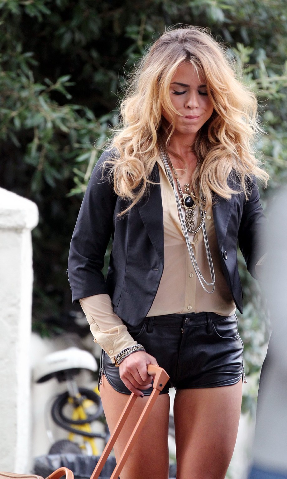 Billie Piper langbeinig in Leder-Hotpants auf dem 'Tagebuch eines Callgirls'-Set
 #75331775