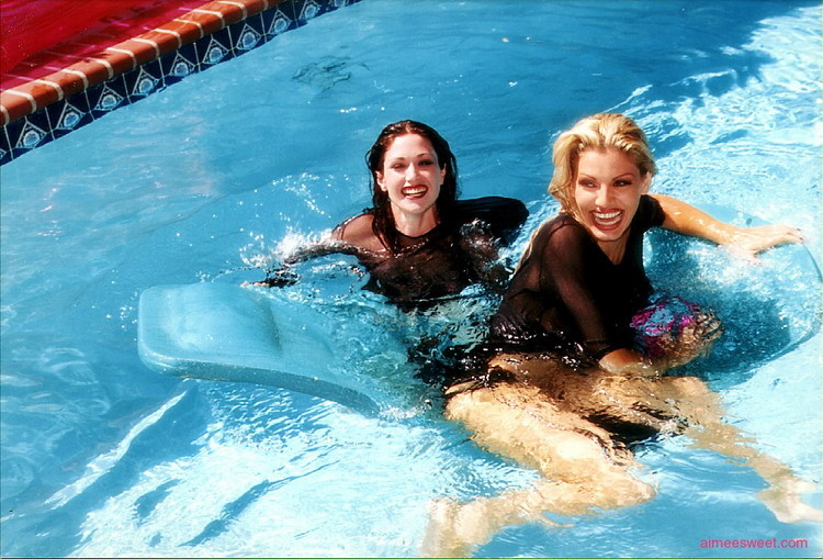 Aimee dolce e la sua ragazza che si sporcano in piscina
 #67785141