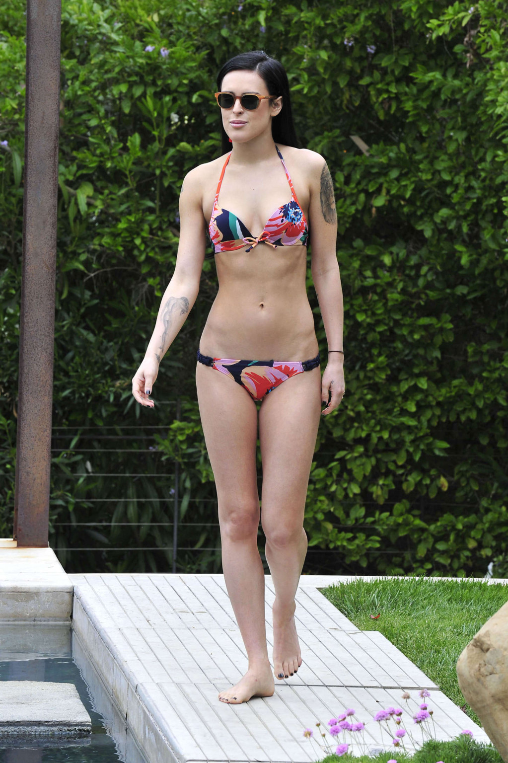 Rumer willis exhibant son corps sexy en bikini au bord de la piscine pour le memorial day photoshoo.
 #75163329