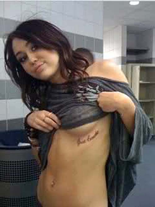 Miley Cyrus esponendo il suo tatuaggio e tette in vedere attraverso
 #75261305