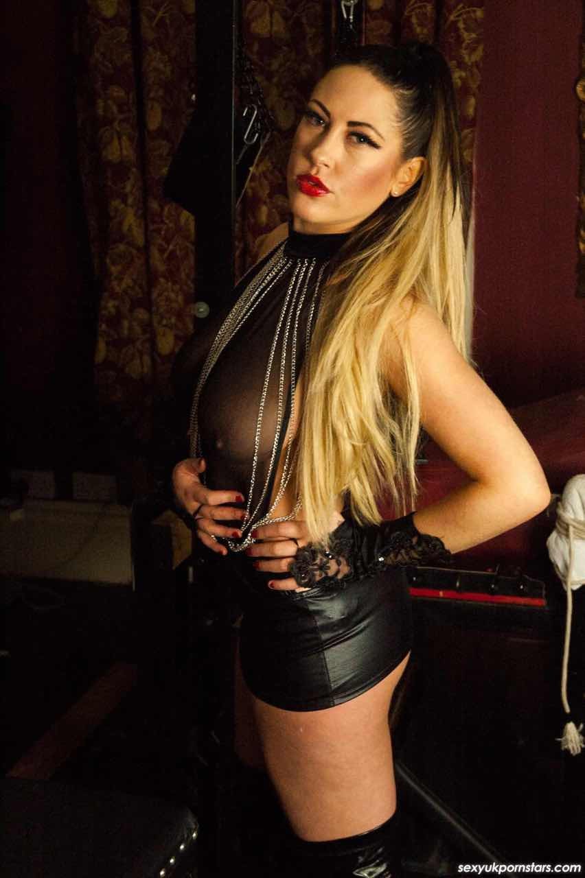 Fetish loving Tyla Moore looks amazing in leather and chains #74621046