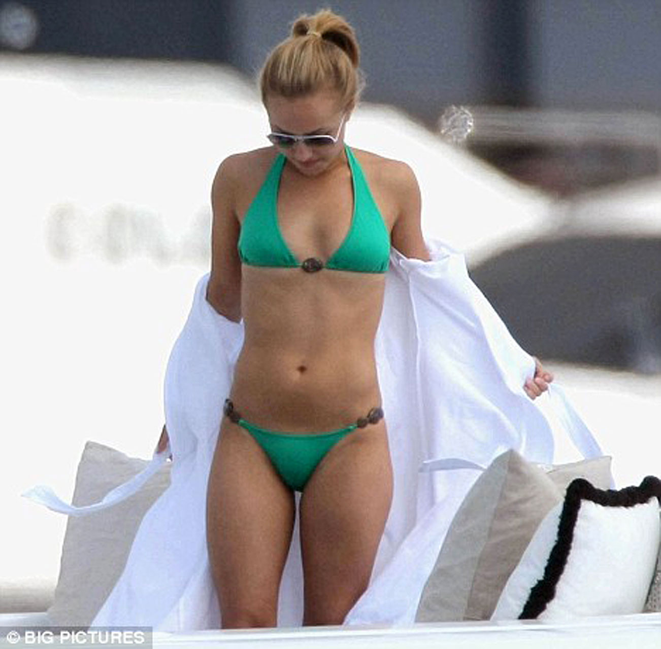 Mariah carey s'amusant sur la plage et montrant son corps sexy en bikini
 #75373913