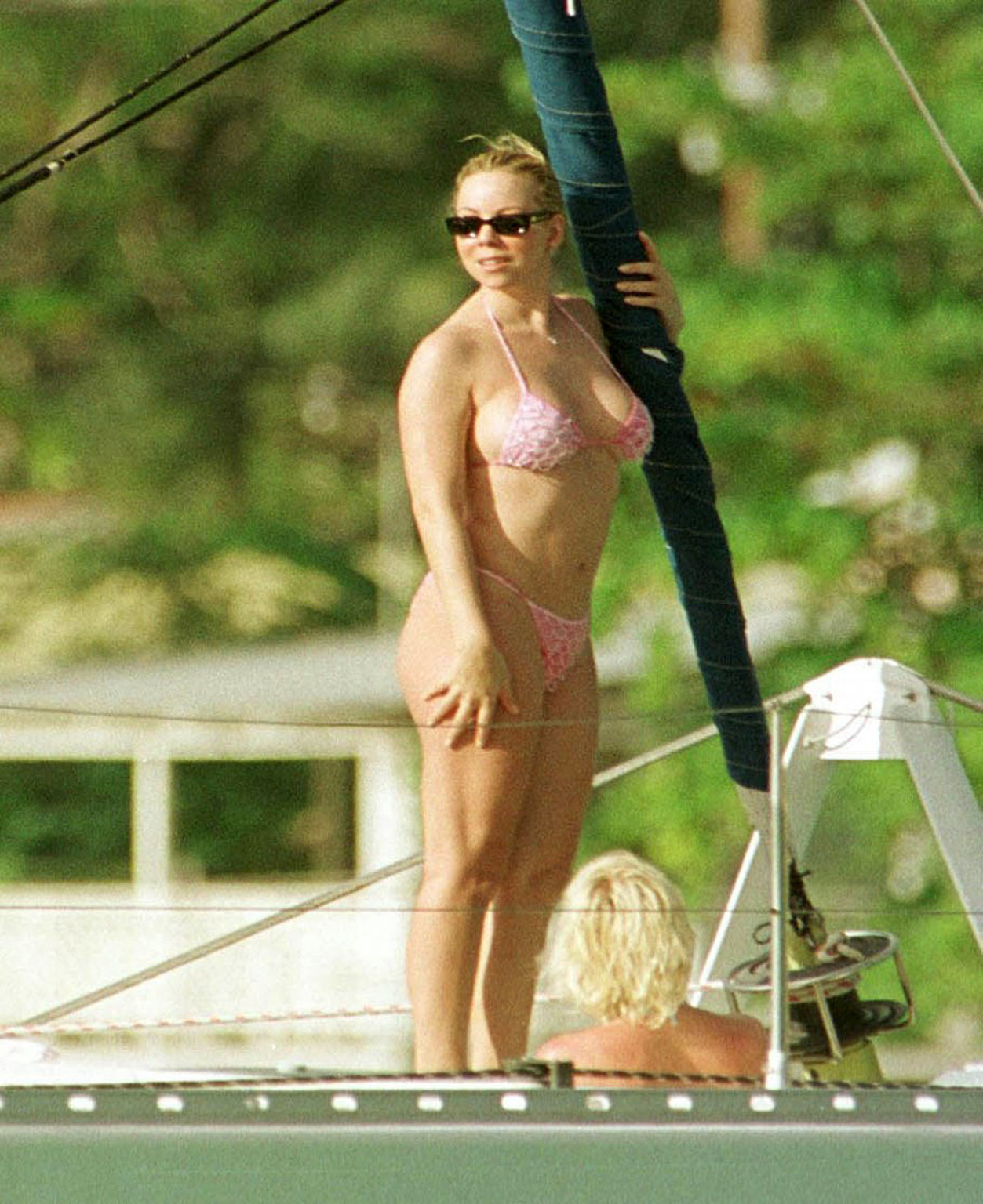 Mariah carey godendo sulla spiaggia e mostrando il suo corpo sexy in bikini
 #75373981