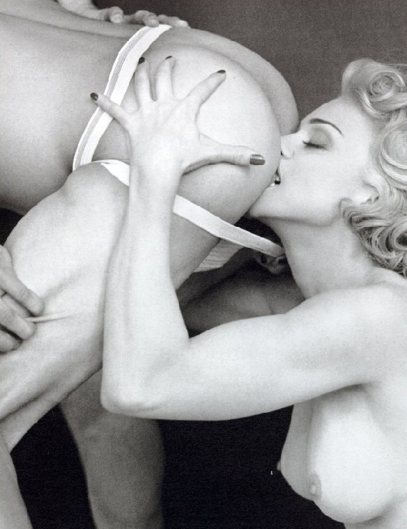 Madonna montrant ses seins et sa chatte à qui veut bien les regarder
 #75407585