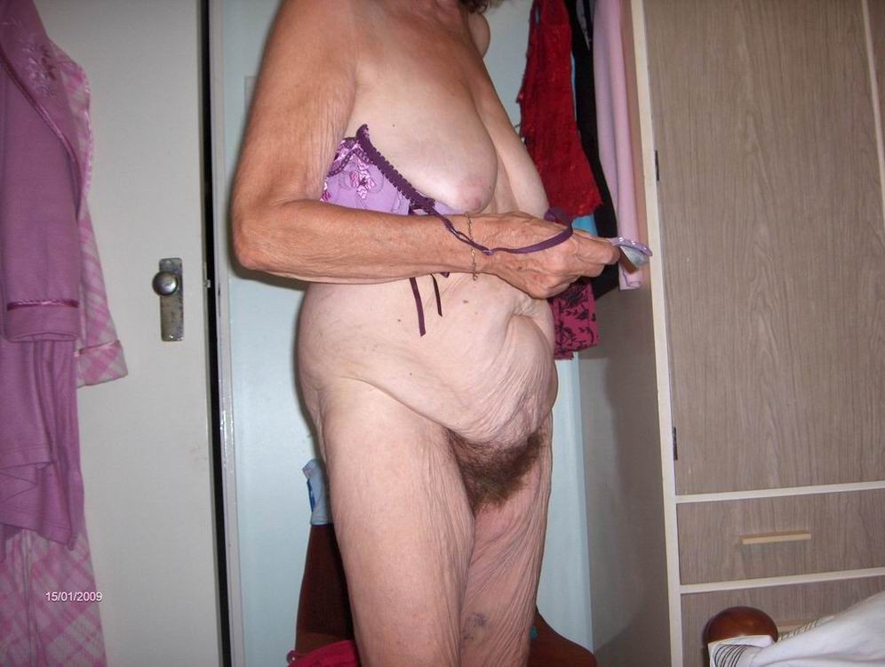 Abuela peluda mostrando su cuerpo arrugado
 #67100345