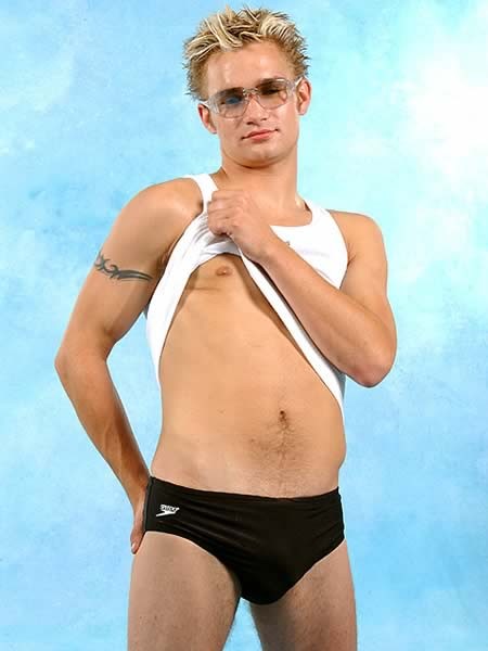 Chico rubio sexy desnudándose
 #77011213