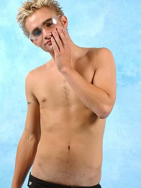 Chico rubio sexy desnudándose
 #77011229