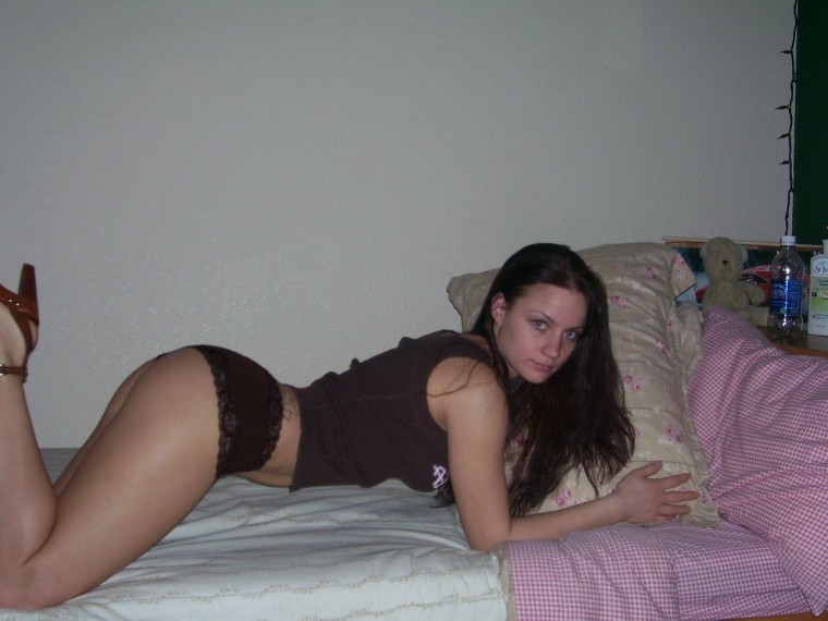 Bilder von einem Amateur-Teenie, der nackt in ihrem Zimmer posiert
 #68423926