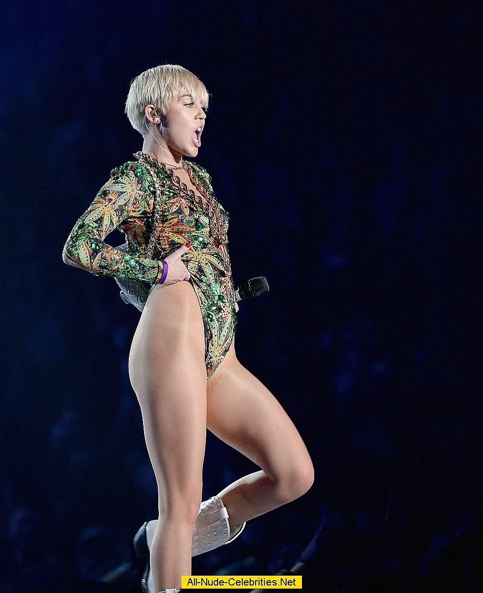 Miley Cyrus entblößt ihren Körper auf der Bühne
 #75190620