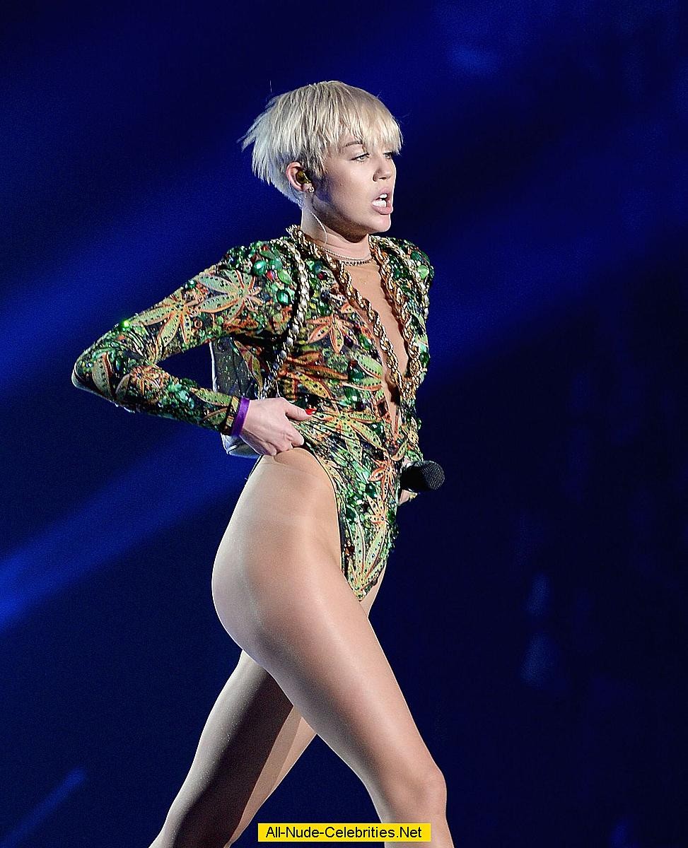 Miley cyrus a exposé son corps sur la scène
 #75190623