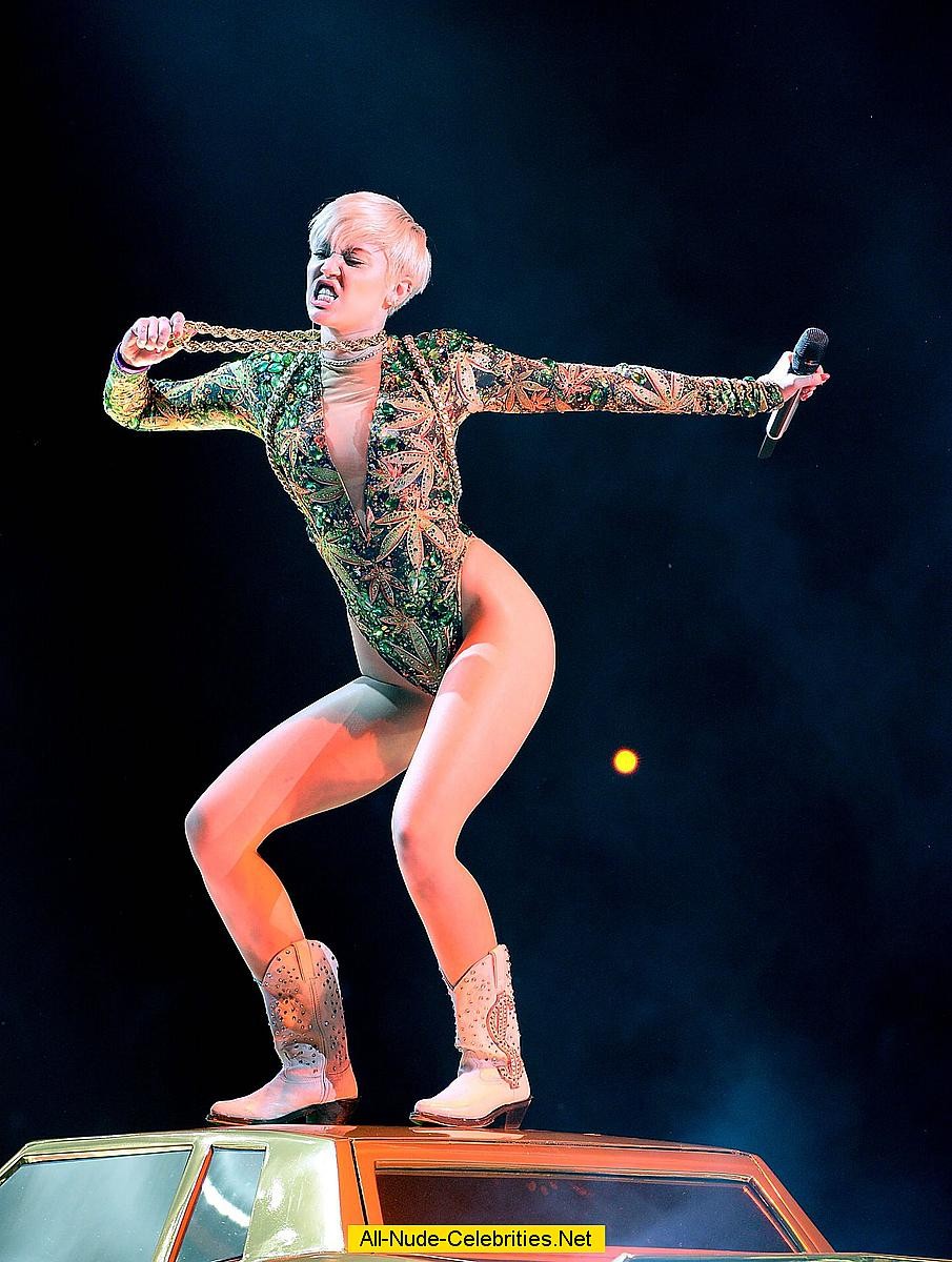 Miley cyrus expuso su cuerpo en el escenario
 #75190627