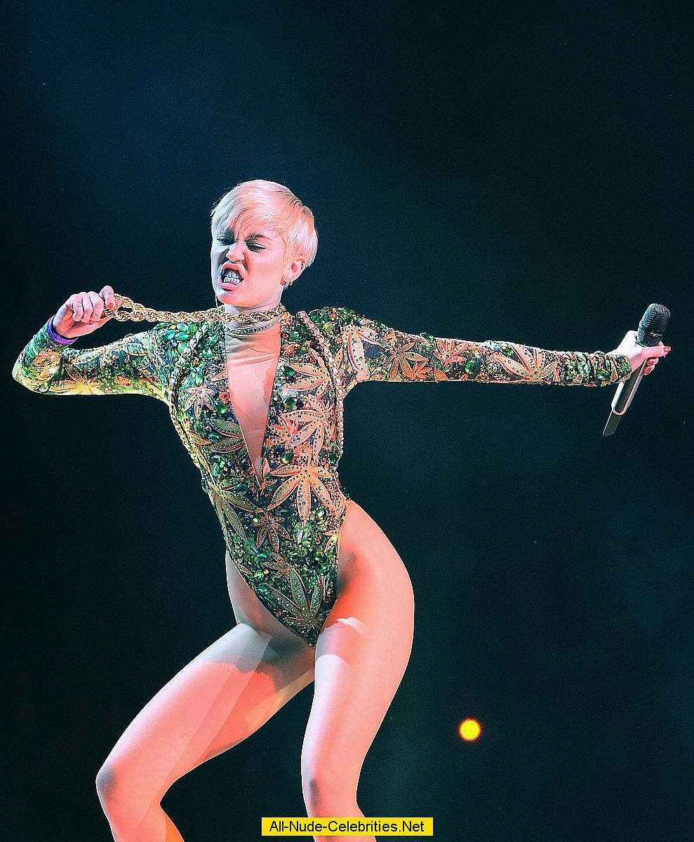 Miley cyrus expuso su cuerpo en el escenario
 #75190633