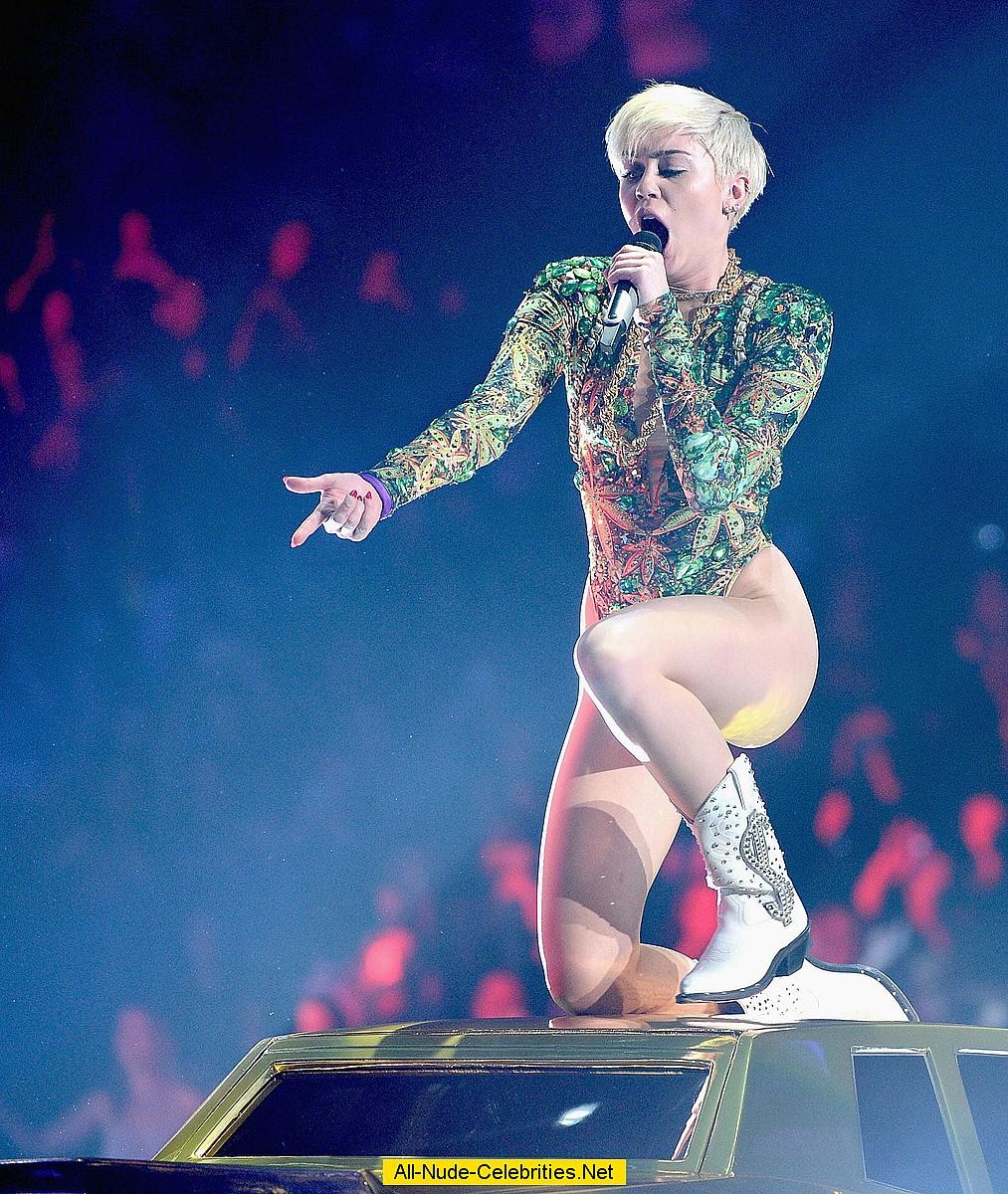 Miley cyrus expuso su cuerpo en el escenario
 #75190650