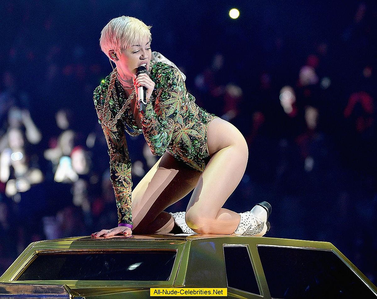 Miley cyrus expuso su cuerpo en el escenario
 #75190702