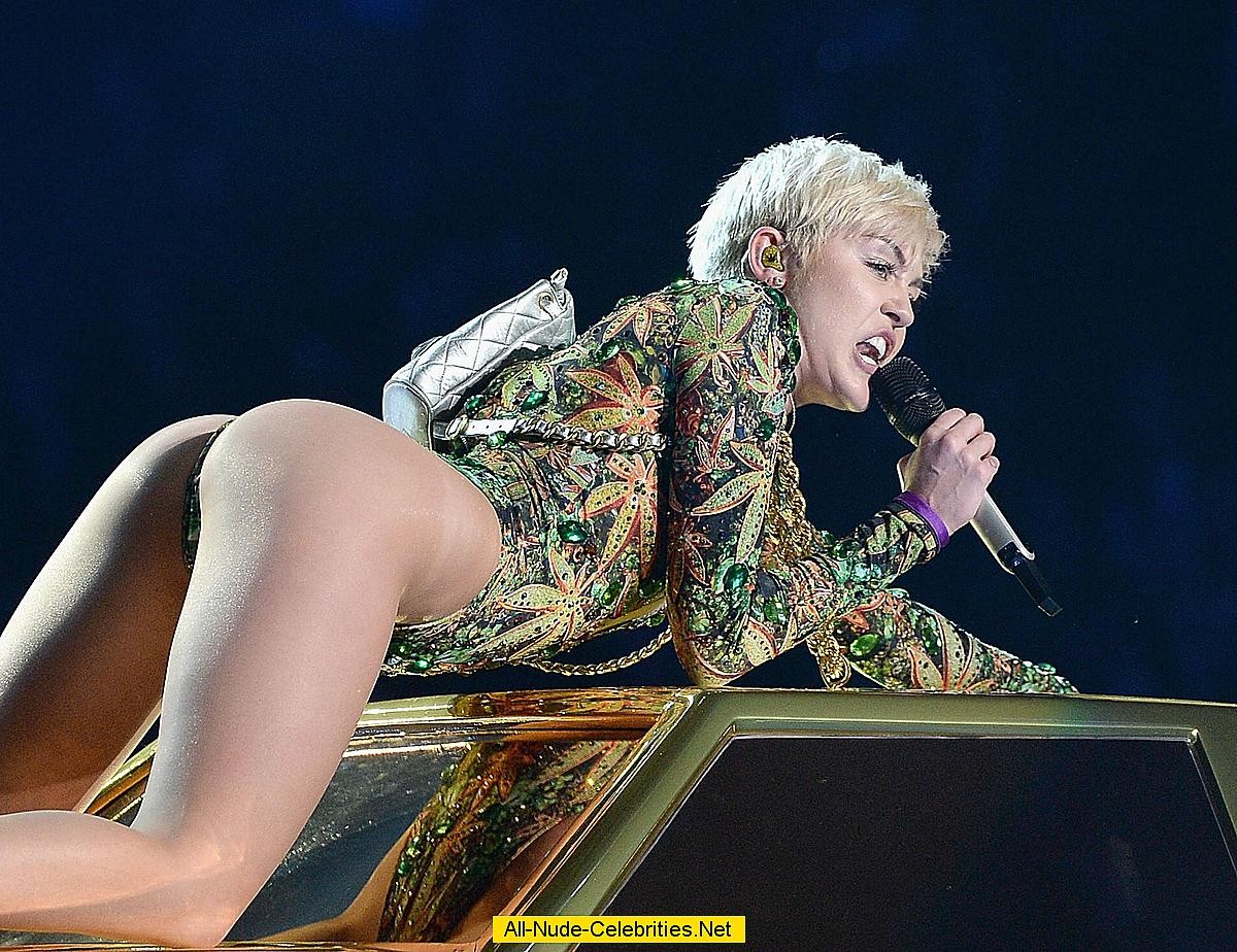 Miley cyrus expuso su cuerpo en el escenario
 #75190728