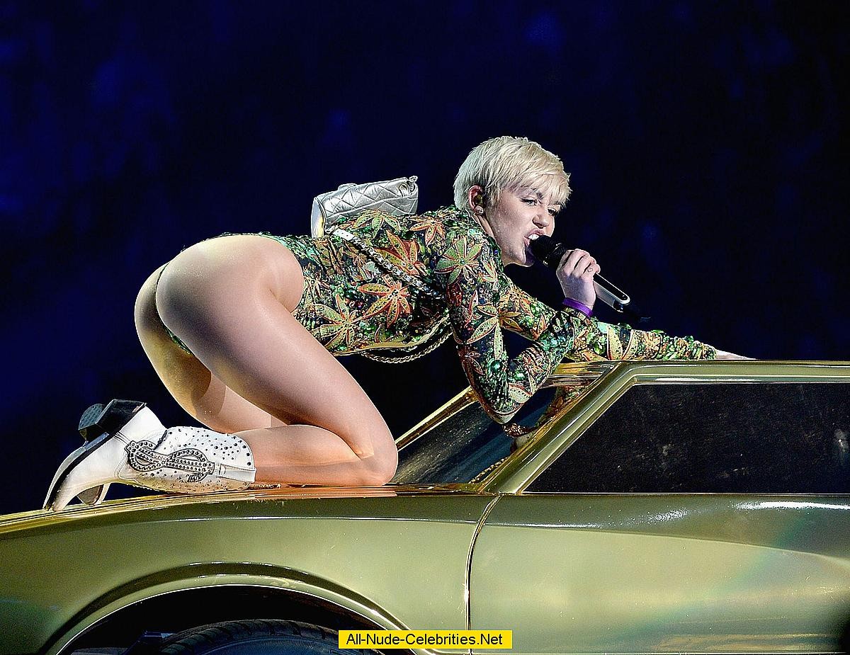 Miley Cyrus exposed her body on the stage #75190732