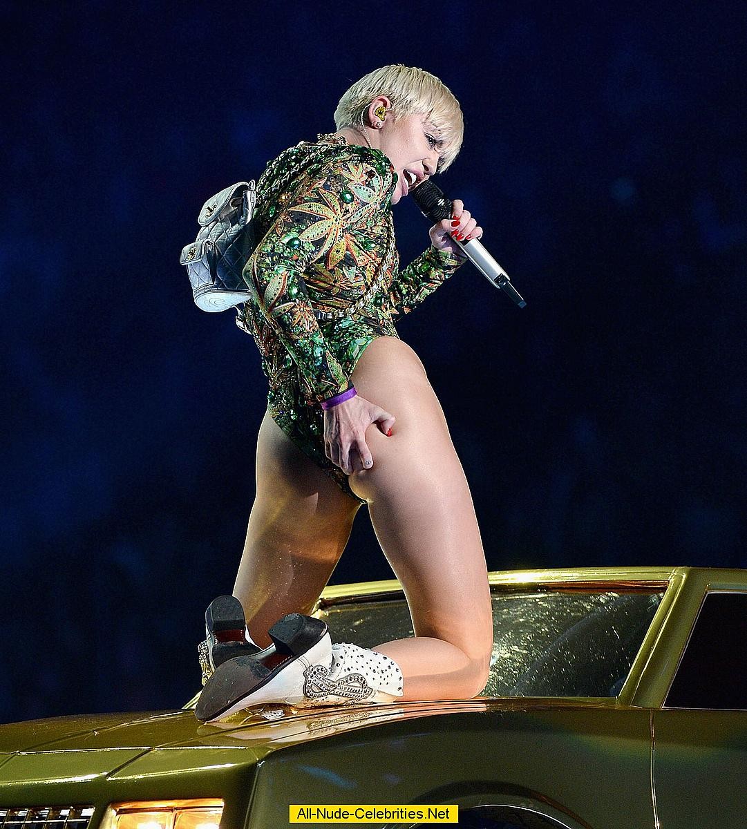 Miley cyrus expuso su cuerpo en el escenario
 #75190782