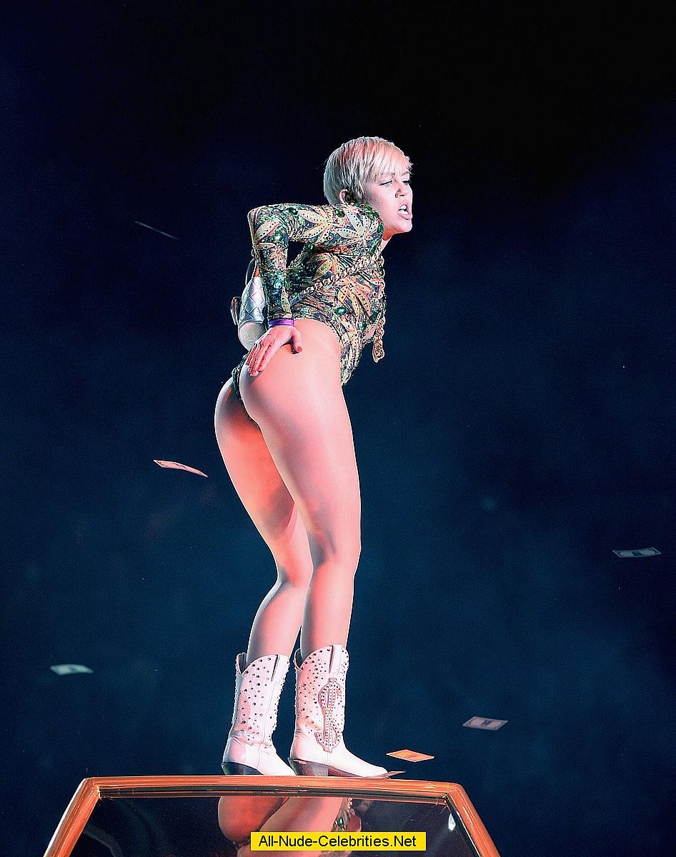 Miley cyrus expuso su cuerpo en el escenario
 #75190799