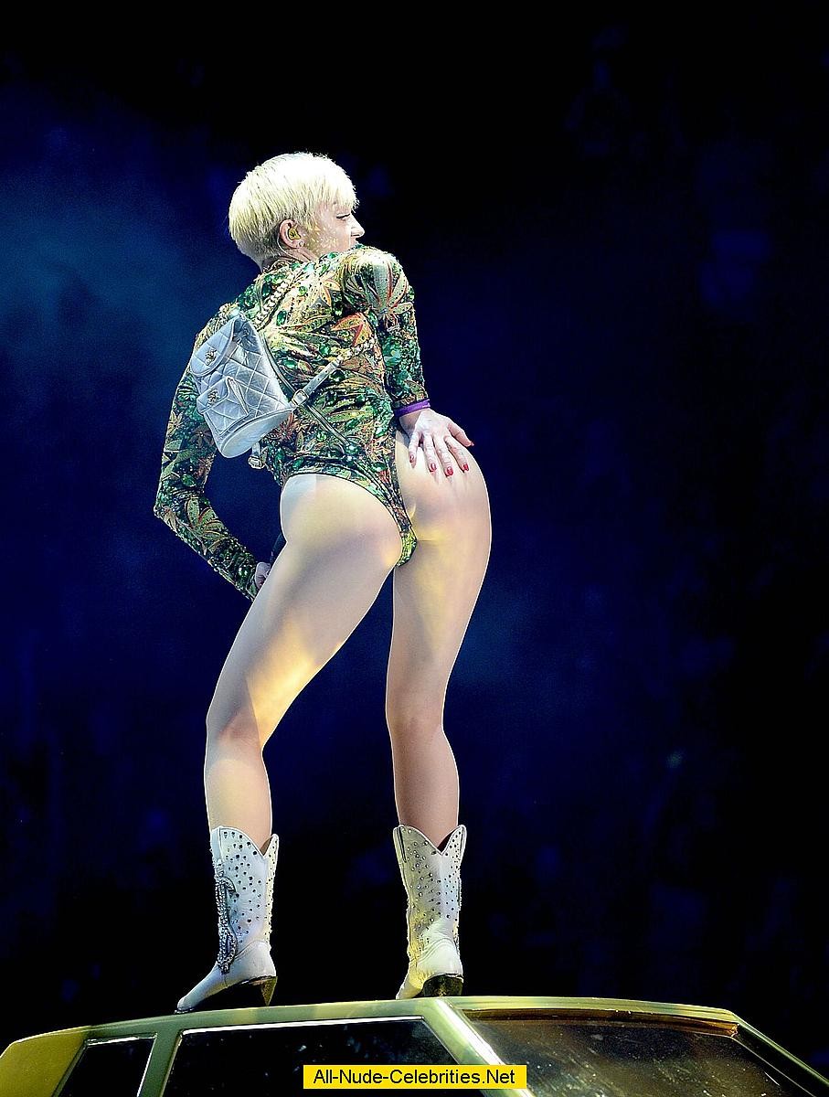 Miley Cyrus exposed her body on the stage #75190803