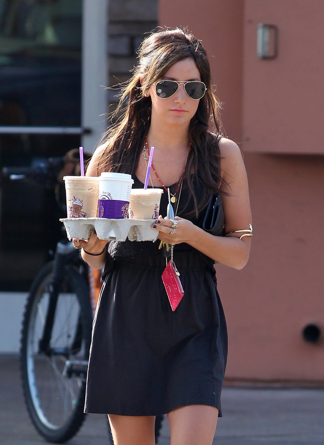 Ashley tisdale en petite robe noire au café de Toluca Lake.
 #75329838